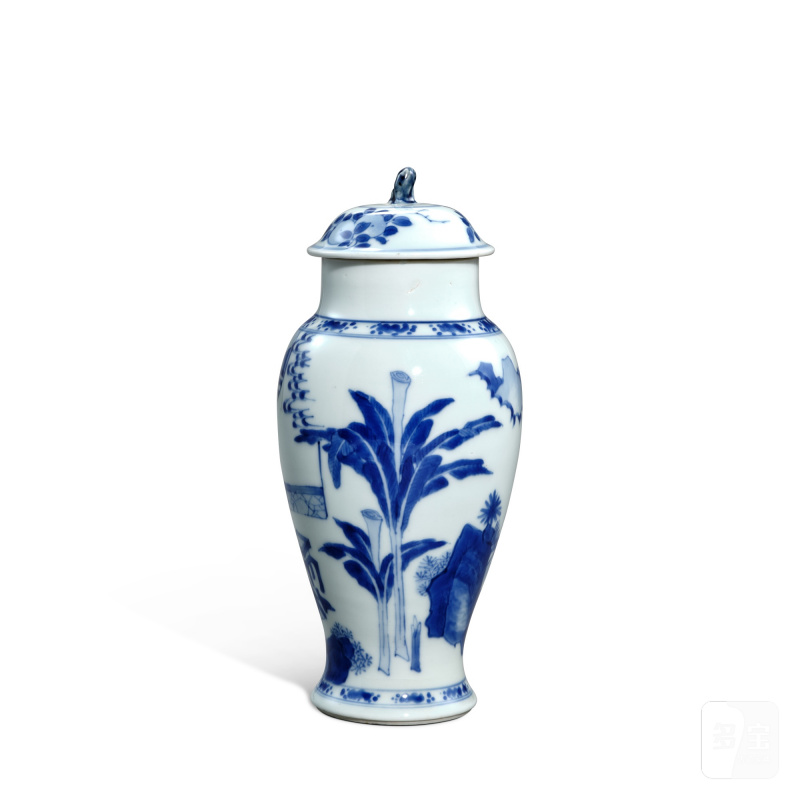 A blue and white 'lady and boy' baluster vase and cover, Qing dynasty, Kangxi period | 清康熙 青花仕女童子圖蓋瓶 - 图2